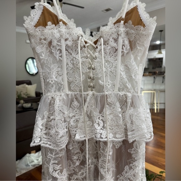 V. Chapman White Lace Wedding Dress - Picture 5 of 8